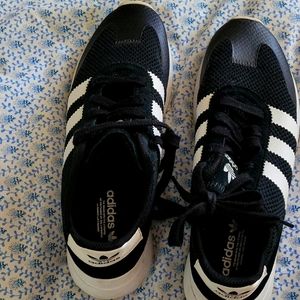 Addias Tennis shoe size men 9 black and white